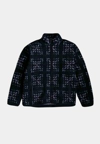 Chaqueta de forro polar negra con patrón geométrico morado, cremallera completa, cuello alto y dos bolsillos laterales. Textura suave, forma relajada.