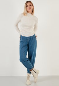 LELA REGULAR FIT - Strickpullover - ecru