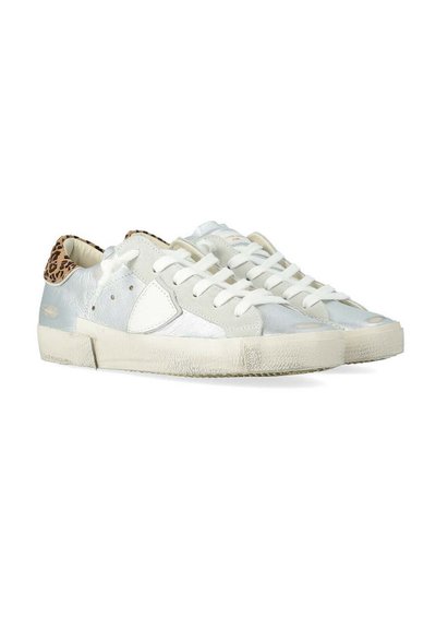 Zapatillas metálicas plateadas de corte bajo con cordones blancos, paneles laterales blancos, suelas color blanco antiguo y detalles de estampado de leopardo en el talón.