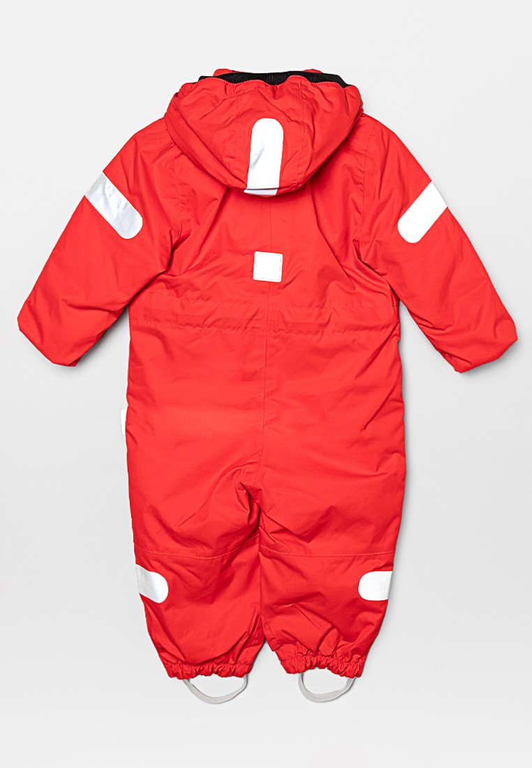 Roter isolierter Overall mit Kapuze, ausgestattet mit weißen reflektierenden Akzenten an den Schultern, elastischen Bündchen und einem quadratischen Patch auf dem Rücken.