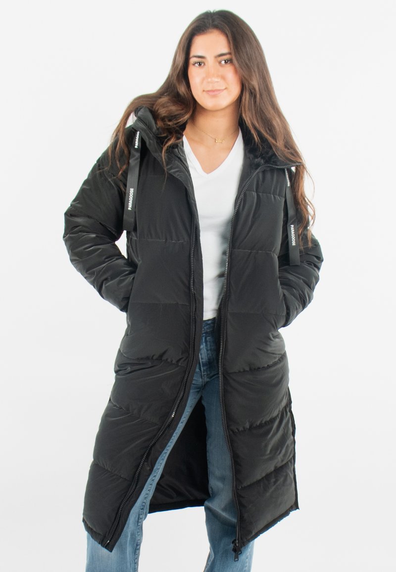 Manteau d'hiver noir long en duvet avec fermeture éclair à l'avant, capuche et coutures proéminentes. Il présente une texture lisse et des sangles ajustables sur la capuche.