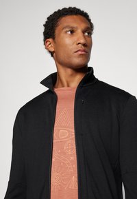 icebreaker MEN MERINO 150 TECH LITE SS TEE CAMP ESSENTIALS - Sportovní tričko - cedar wood