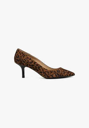 Chaussure à talon haut en léopard avec un bout pointu, en cuir suédé, dotée d'un talon aiguille noir et d'un intérieur beige lisse.