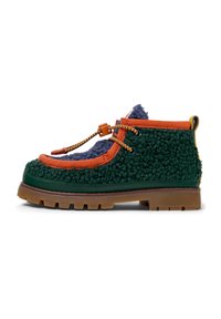Stivale alla caviglia verde e arancione con tomaia texturizzata, accenti blu navy a contrasto e suola robusta marrone con dettagli delle stringhe.