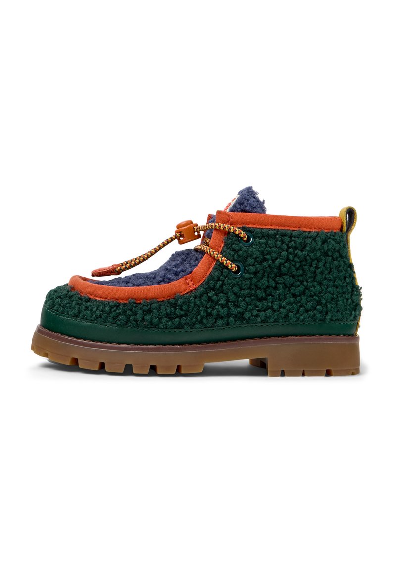 Stivale alla caviglia verde e arancione con tomaia texturizzata, accenti blu navy a contrasto e suola robusta marrone con dettagli delle stringhe.