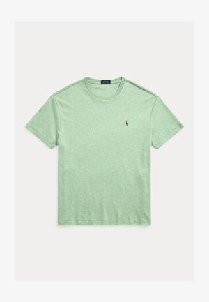 Grønn t-skjorte med korte ermer laget av mykt stoff, med rund hals og en liten brodert logo på venstre bryst.