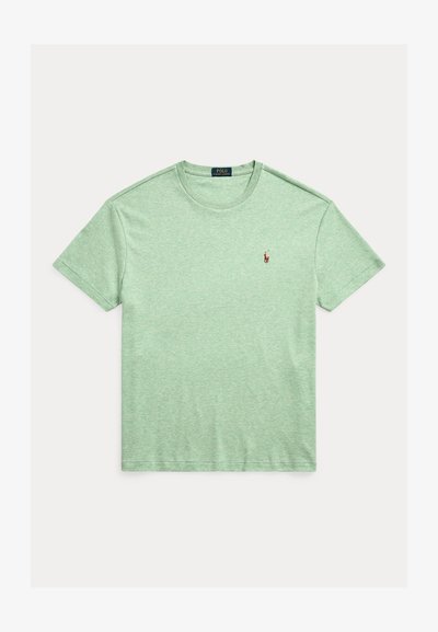 Zelené tričko s krátkým rukávem z měkké látky, s kulatým výstřihem a malým vyšívaným logem na levé straně hrudi.