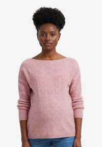 Helles rosa gestricktes Sweatshirt mit strukturiertem Wellenmuster, weitem Ausschnitt und langen Ärmeln. Trägt man mit blauen Jeans.