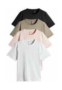 Vier korte mouwen t-shirts gestapeld: zwart, olijfgroen, lichtroze en wit. Gemaakt van zacht stof met een ronde hals en een relaxte pasvorm.