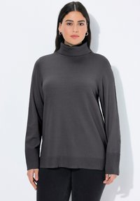 Maglione grigio a collo alto con maniche lunghe, texture a coste sui polsini e sull'orlo. Materiale morbido, vestibilità rilassata, motivo lavorato dettagliato nella parte inferiore.