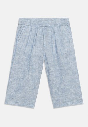 Pantalon large bleu clair en mélange de lin avec taille élastique et poches latérales, adapté pour une tenue décontractée.