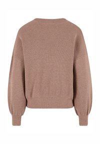 Hnědý pletený svetr s texturovaným žebrovým vzorem, kleslými rameny a balónovými rukávy, s širokým lemem a uvolněným střihem.