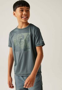 Camiseta deportiva de manga corta verde con un estampado gráfico texturizado en el centro, fabricada en tejido transpirable, con sutiles detalles de costura.