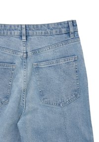 Jeans in denim azzurro chiaro, con vita a media altezza, due tasche posteriori e una texture liscia con leggere sfumature e dettagli di cucitura.