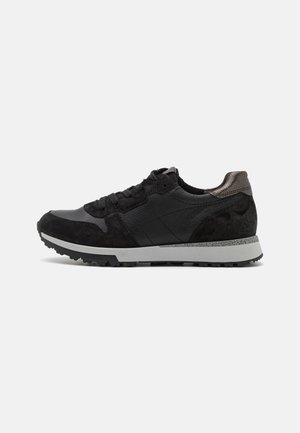 Trainers - black