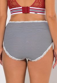 Culotte noire et blanche à rayures taille haute avec une finition en dentelle. Le tissu est doux, avec une texture lisse et une coupe ajustée.