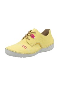 Geel leren schoen met een ronde neus, witte rubberen zool en bruine veters. Bevat een roze accent nabij de veters en decoratieve stiksels.