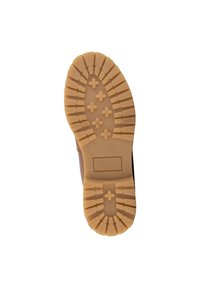 Suela de calzado con un diseño robusto y surcos profundos, hecha de goma. Incluye un logo de la marca y patrones texturizados para mejor agarre.
