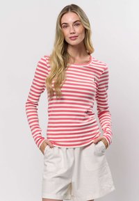 Pikad varrukaduga soonikkootud särk horisontaalsete punaste ja valgete triipudega, millel on väike tikkimiskaunistus ja ümmargune kaelus.