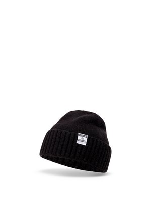 Gorro negro tejido con puño acanalado doblado y etiqueta rectangular blanca que presenta texto de la marca y detalles de diseño.