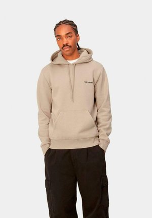 Sudadera beige de tejido de mezcla de algodón con un bolsillo canguro frontal y capucha con cordones. Presenta un pequeño logo negro en el pecho.
