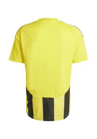 Gele sporttrui met korte mouwen, een ronde hals en zwarte horizontale strepen op de onderrug. Gemaakt van lichtgewicht stof.