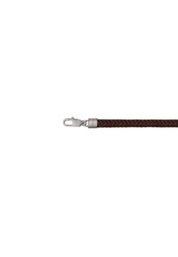 Cintura intrecciata in pelle marrone con una chiusura in metallo argentato, caratterizzata da un design elegante e una texture liscia, adatta per vari accessori.