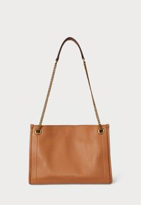 Δερμάτινη τσάντα σε καφέ απόχρωση, με επίπεδη σχεδίαση, αλυσίδα και δερμάτινη λωρίδα, με χρυσές λεπτομέρειες και ανάγλυφο λογότυπο στο μπροστινό μέρος.