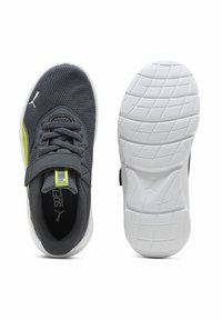 Szare buty sportowe z siateczkową cholewką, białą podeszwą zewnętrzną, regulowanym paskiem i limonkowym akcentem po boku. Płaska podeszwa z fakturowanym bieżnikiem.