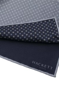 Svilen maramica za džep s dijagonalnim plavim prugama i kontrastnim tamnoplavim uzorkom. Sadrži izvezeni logo "Hackett London" u kutu.