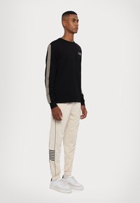 EA7 Emporio Armani FELPA - Ikdienas džemperis - black