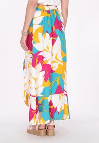 Maxi nederdel med et flerfarvet blomsterprint i blå, pink, gul og hvid, med elastisk talje og letflydende stof.