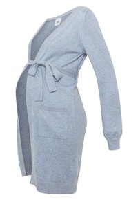 Světle modrý těhotenský kardigan z měkkého pleteného materiálu, se zavazováním v pase, hlubokým V výstřihem a jednou náprsní kapsou.