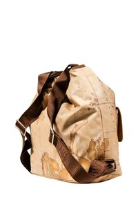 Bolso beige con estampado de mapa, textura suave, correas de tela marrones y acentos de hardware metálico. Presenta un diseño relajado con una forma sobredimensionada.