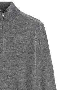 Maglione grigio con zip al collo, caratterizzato da una texture morbida, colletto a costine e finitura in tessuto liscia. Il design presenta uno stile moderno e minimalista.
