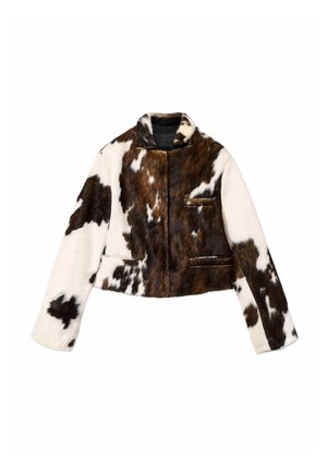 Kurz geschnittene Jacke aus Kunstpelz mit Kuhfellmuster in Braun, Schwarz und Weiß, ausgestattet mit einem hohen Kragen und vorderen Leistentaschen.