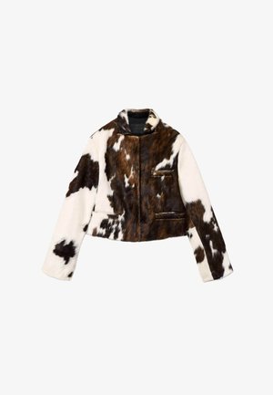 Τζάκετ cropped από ψεύτικη γούνα με μοτίβο δέρματος αγελάδας σε καφέ, μαύρο και λευκό, με ψηλή λαιμόκοψη και μπροστινές τσέπες welt.
