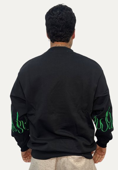 Felpa nera con motivi di fiamme verdi sulle maniche. Realizzata in materiale morbido con collo a girocollo classico e vestibilità rilassata.