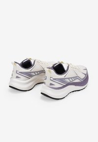 Zapatillas deportivas blancas y lavanda con tejido de malla, suelas acolchadas, detalles texturizados y acentos contrastantes en los lados.