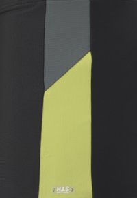 Schwarze und gelbe Sportshorts mit einem grauen Einsatz, glatter Textur und aufgedrucktem Logo im unteren Bereich. Dreieckiges Farbblockdesign.