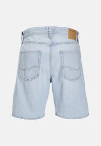 Lyseblå denimshorts med lige snit, der har to baglommer og et lædermærke på linningen.