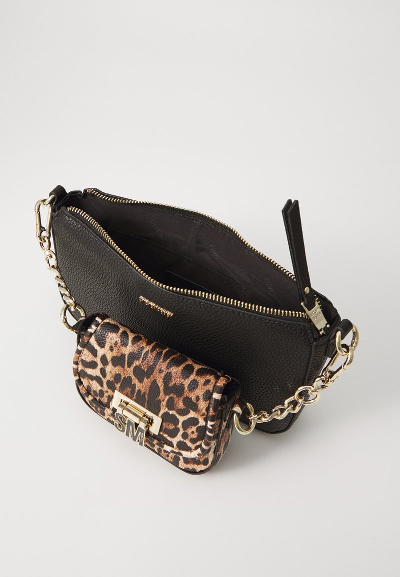 Schwarze strukturierte Lederhandtasche mit goldenem Reißverschluss, ausgestattet mit einem kleineren, mit Leopardenmuster bedruckten Beutel, der durch eine Kette befestigt ist.