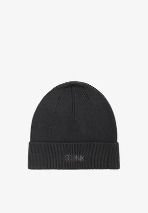 Czarna dziana czapka beanie o prążkowanej fakturze, z podwiniętym mankietem i subtelnym haftowanym logo z przodu.