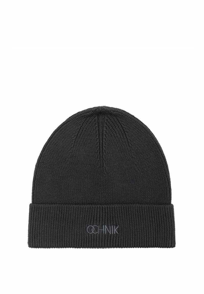 Czarna dziana czapka beanie o prążkowanej fakturze, z podwiniętym mankietem i subtelnym haftowanym logo z przodu.