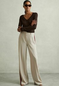 Reiss REGULAR FIT - BRADY V-NECK - Pikkade varrukatega topp - chocolate