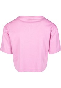 T-shirt rose coupé en coton doux avec des manches courtes et un col rond. Présente une texture lisse et un design simple et uni.