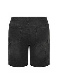 Schwarze Denim-Shorts mit zwei Gesäßtaschen und einer zusätzlichen Seitentasche am rechten Bein, mit sichtbaren Nahtdetails.