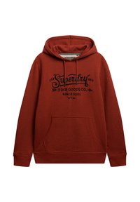 Sudadera burdeos con un bolsillo frontal, capucha con cordón y texto impreso en negro "Superdry Fine Goods Co." El diseño presenta gráficos de estilo vintage.