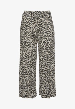 Bukser med vide ben i sort og hvidt abstrakt pletmønster og et matchende stofbælte bundet i taljen.