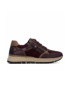 Zapatilla casual color granate con detalles en cuero marrón, cremallera lateral, cordones delanteros y suela beige con dibujo negro.